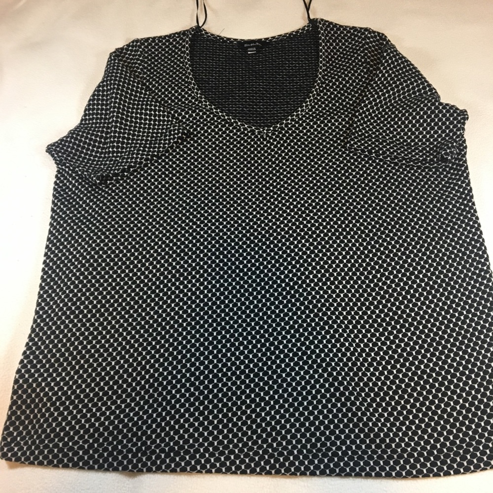 Geometric textured short sleeve shirt.